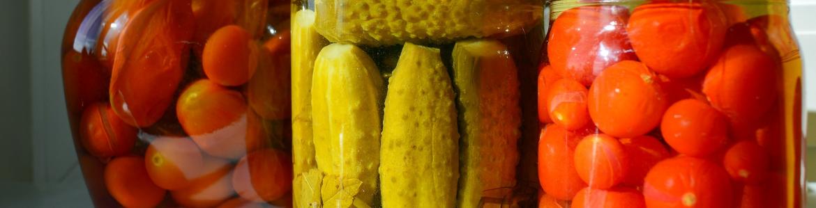 Conservas caseras de pepinos y tomates