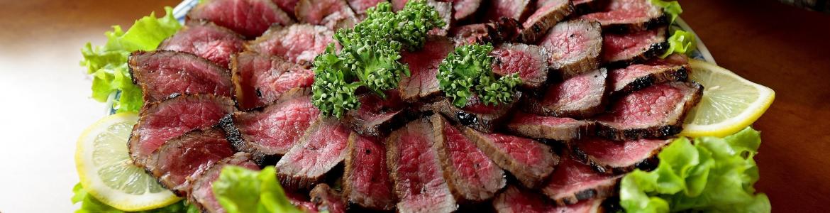Sector cárnico Imagen de unos filetes de carne roja poco hecha para poner en la parrilla