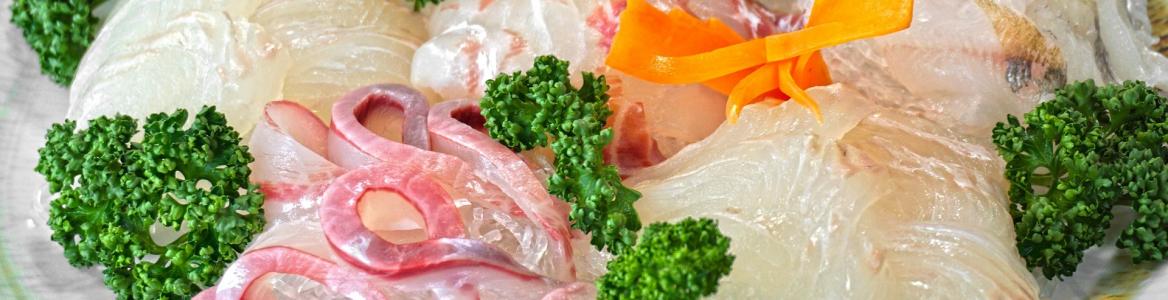 Sector pesquero y de la acuicultura Imagen de un plato con pescados crudos para sushi