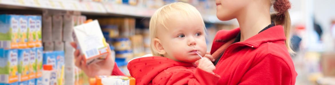 Madre con bebé en un supermercado