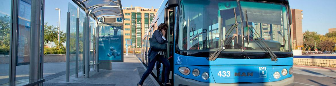 Imagen de mujer subiendo a un autobús urbano de EMT