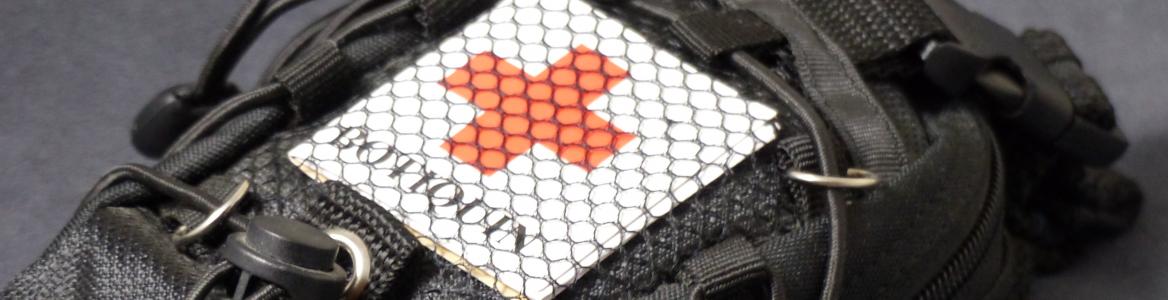 Vista de una pequeña bolsa que contiene un botiquín