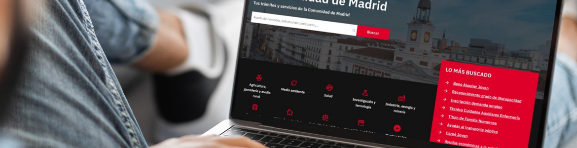 Una persona utilizando la Administración digital de la Comunidad de Madrid
