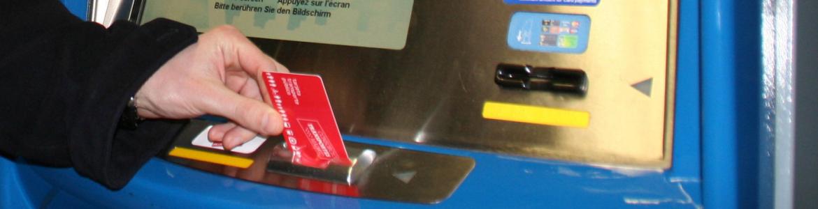 Mano insertando una Tarjeta Multi en una máquina de Metro
