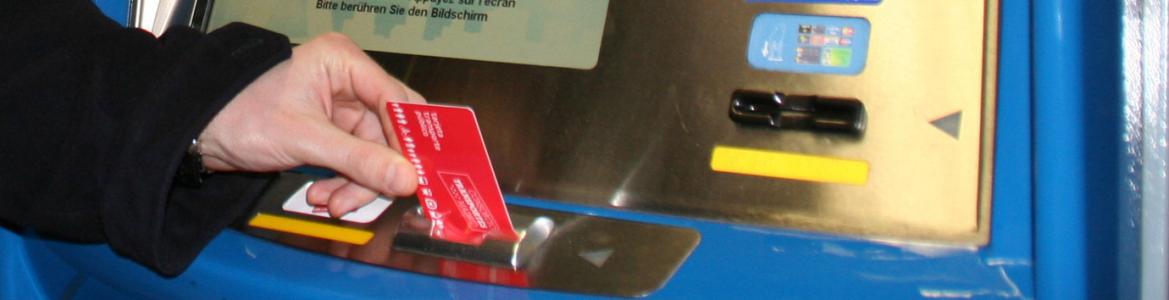 Títulos que contiene Mano insertando una Tarjeta Transporte Público en una máquina de Metro