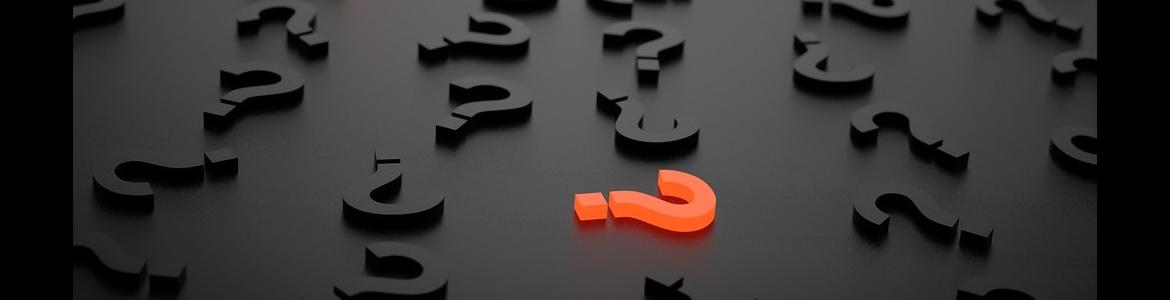 Interrogaciones negras en relieve y una destacada en naranja