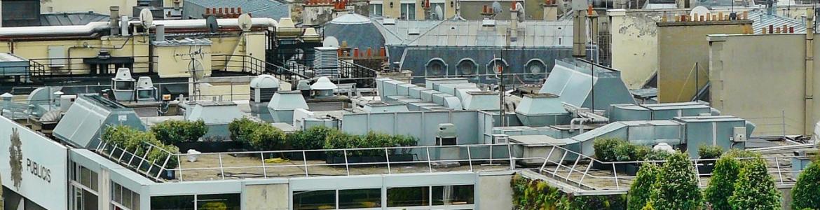 Legionela Imagen de un tejado con torres de refrigeración