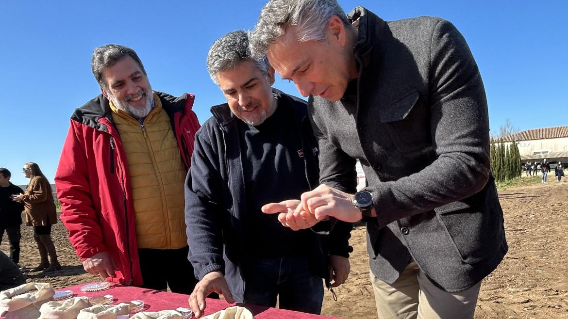 La Comunidad de Madrid estudia nuevos cultivos para combatir la escasez de lluvias y aumentar la rentabilidad de los agricultores El consejero Carlos Novillo en la Finca La Chimenea