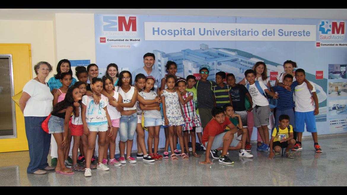 El hospital realiza exámenes de salud y vacunaciones a niñós saharauis Niños saharauis durante su visita al hospital para vacunarse