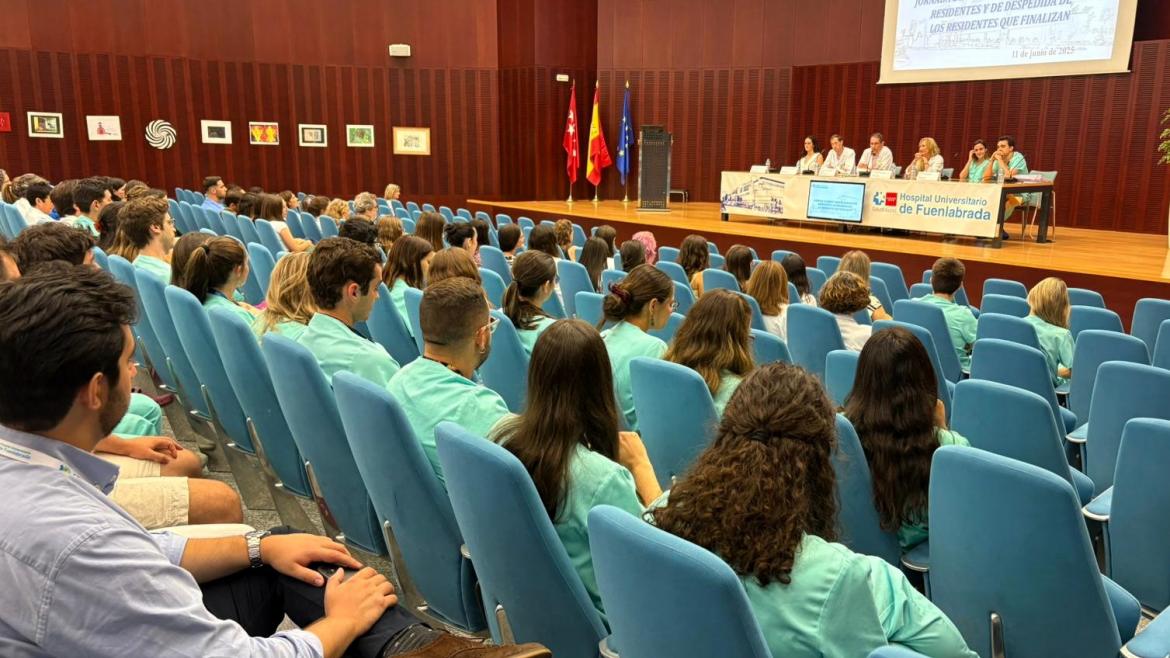 Personal sanitario sentado en un salón de actos
