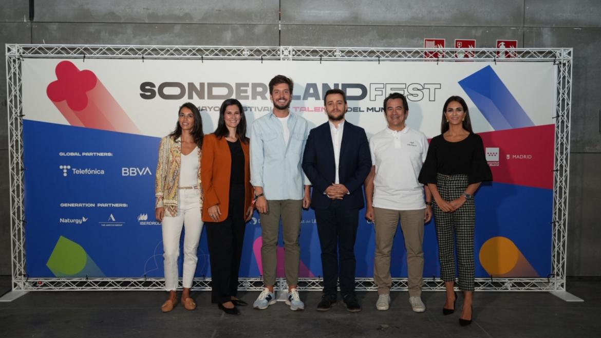 Los jóvenes que participan en Sondersland junto al director de Juventud 