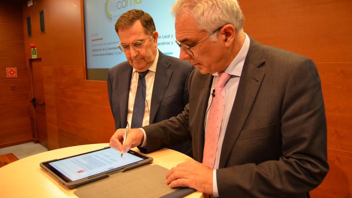 El consejero firmando en una tableta