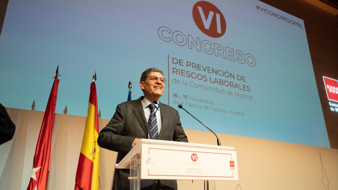 El viceconsejero en la Real Fábrica de Tapices de la capital, con la participación de expertos en la materia