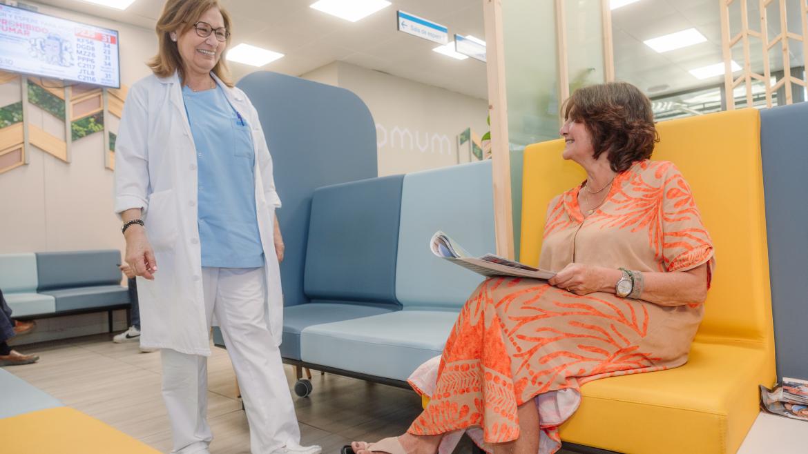 Supervisora de Oncologia acercandose a paciente en espacio Domum