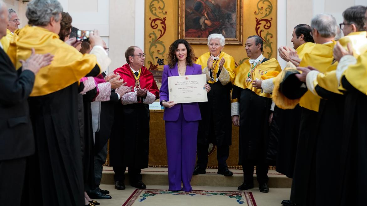 La presidenta Isabel Díaz Ayuso junto a los miembros de la Academia de Ciencias Odontológicas de España