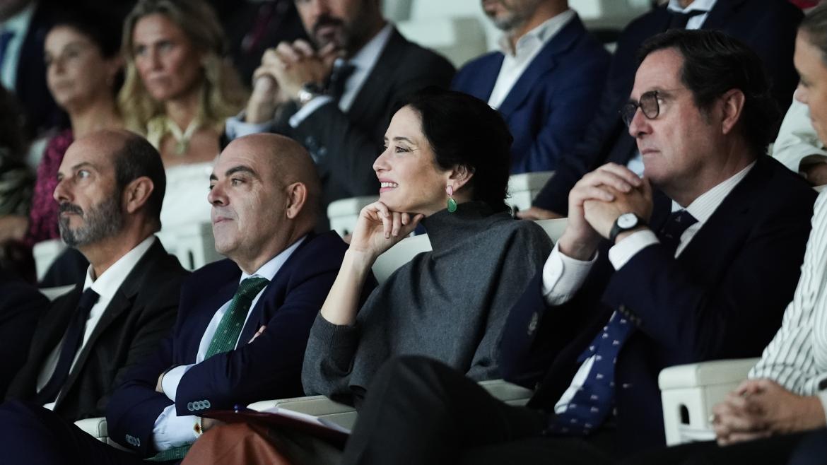 Díaz Ayuso anuncia que los Presupuestos de 2026 incrementan un 17,7% las ayudas a los autónomos y los nuevos emprendedores recibirán hasta 6.200 euros  La presidenta Isabel Díaz Ayuso