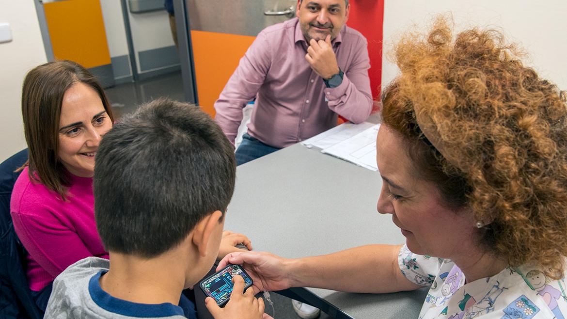 Paciente que recibe la bopmba de insulina numero 100 en el Hospital de Getafe Paciente, familia y enfermera del centro