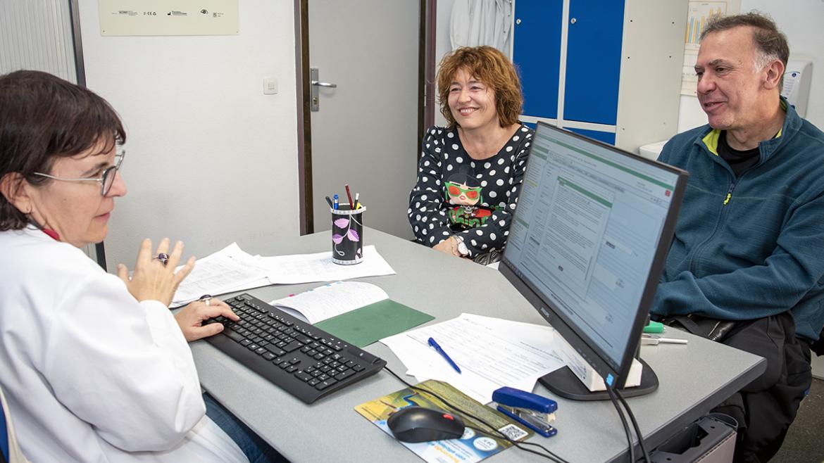 Especialista en Nurología atiende a paciente en consulta