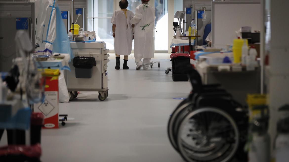 Sanitario y paciente en el Zendal