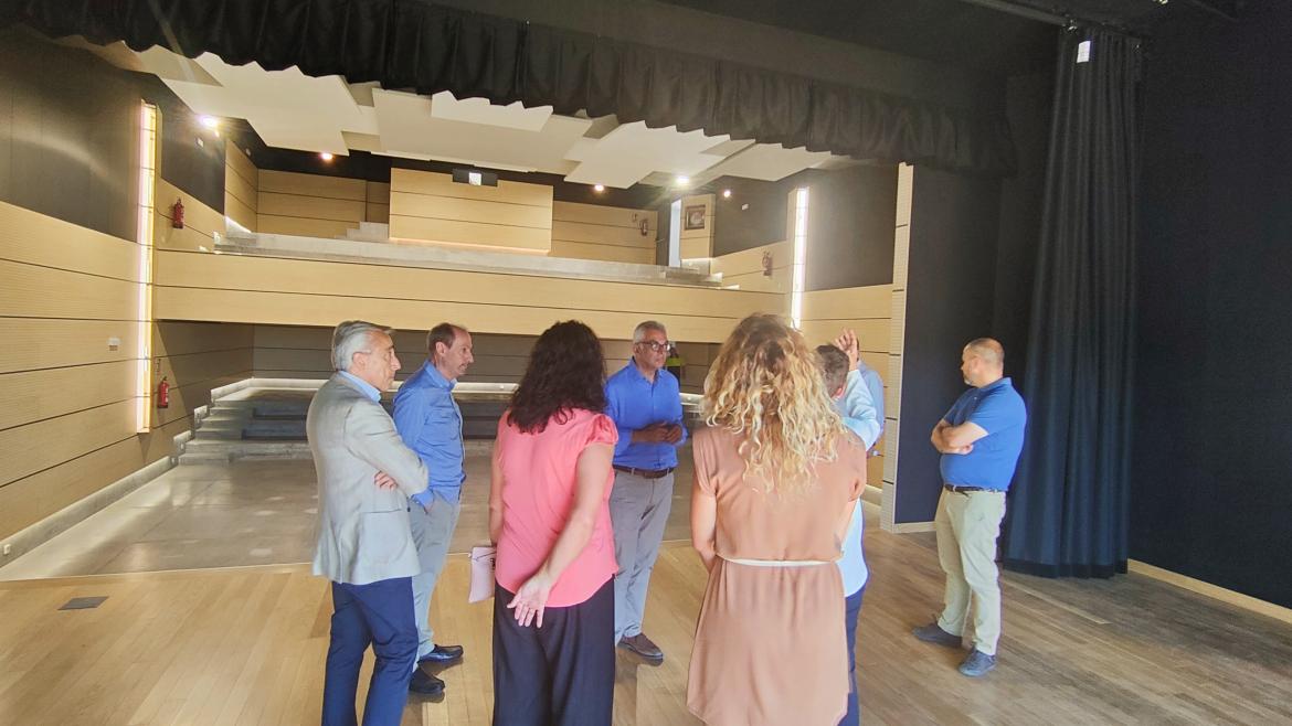 El consejero Carlos Izquierdo en el auditorio mientras habla con algunos de los responsables del centro