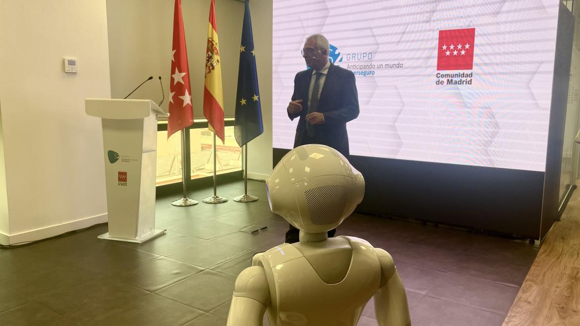 La Comunidad de Madrid incorporará en su nueva Estrategia Digital un capítulo específico sobre ciberseguridad El consejero Carlos Izquierdo durante su intervención detrás de un robot