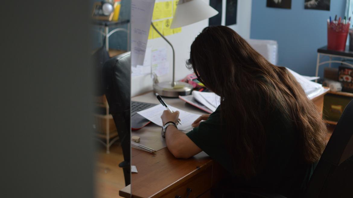 Alumna estudiando