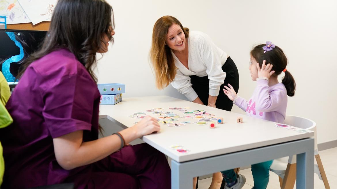 La consejera conversa con una niña y su tutora