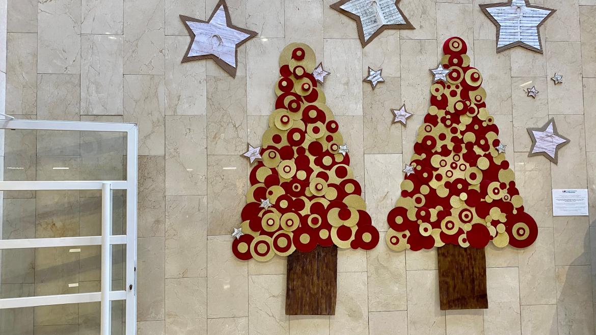 Diez árboles y alrededor de 70 estrellas decoran diferentes áreas del hospital Árboles y estrellas de cartón y cartulina decoran diferentes área del hospital