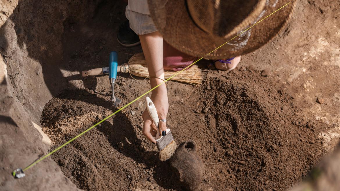 Una arqueóloga trabajando en la tierra
