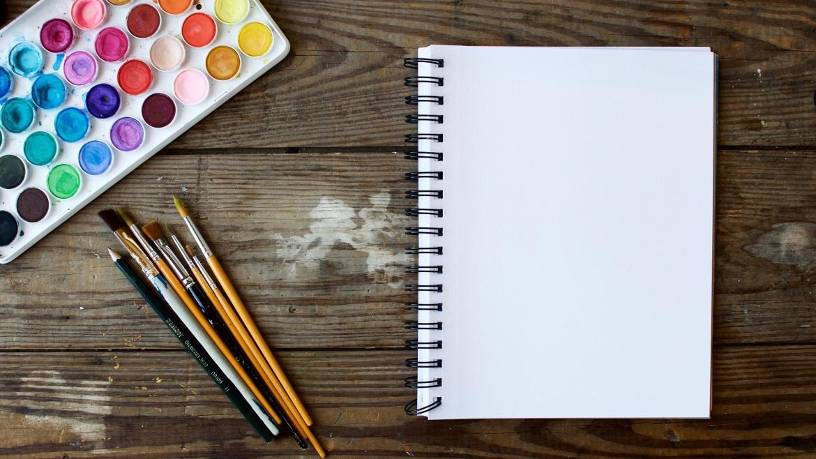 Pintura, pinceles y cuaderno 