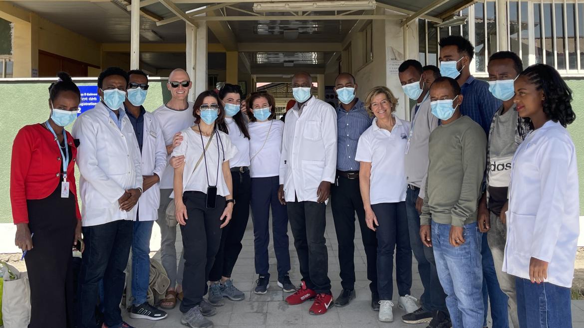 El equipo de ginecólogos y anestesistas del hospital La Paz y la presidenta y colaboradores de la Fundación Pablo Horstmann Hospital La Paz y Fundación Pablo Horstmann