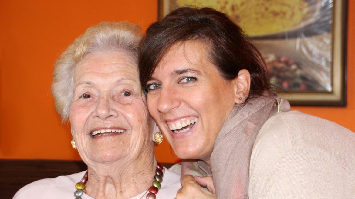 Acogimiento familiar de mayores Mujeres sonriendo