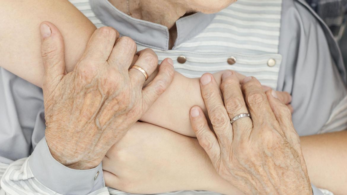 Maratón radio soledad no deseada Nieta abrazando abuela