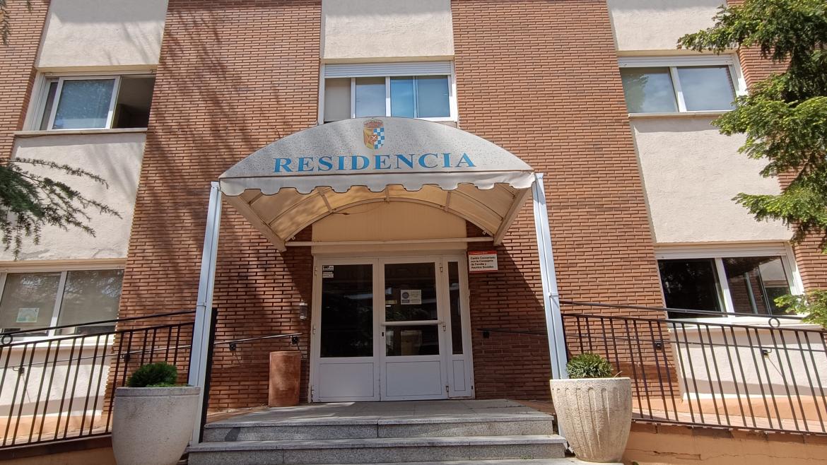Vista frontal entrada residencia de mayores