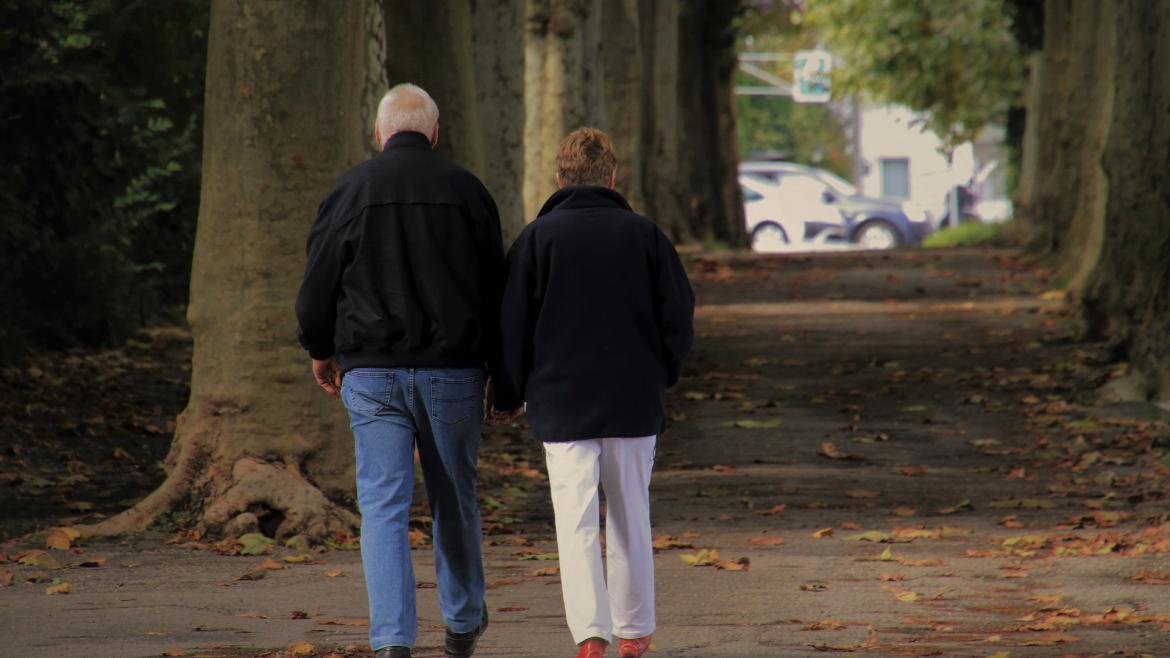 Jornada soledad no deseada Pareja personas mayores paseando de espaldas