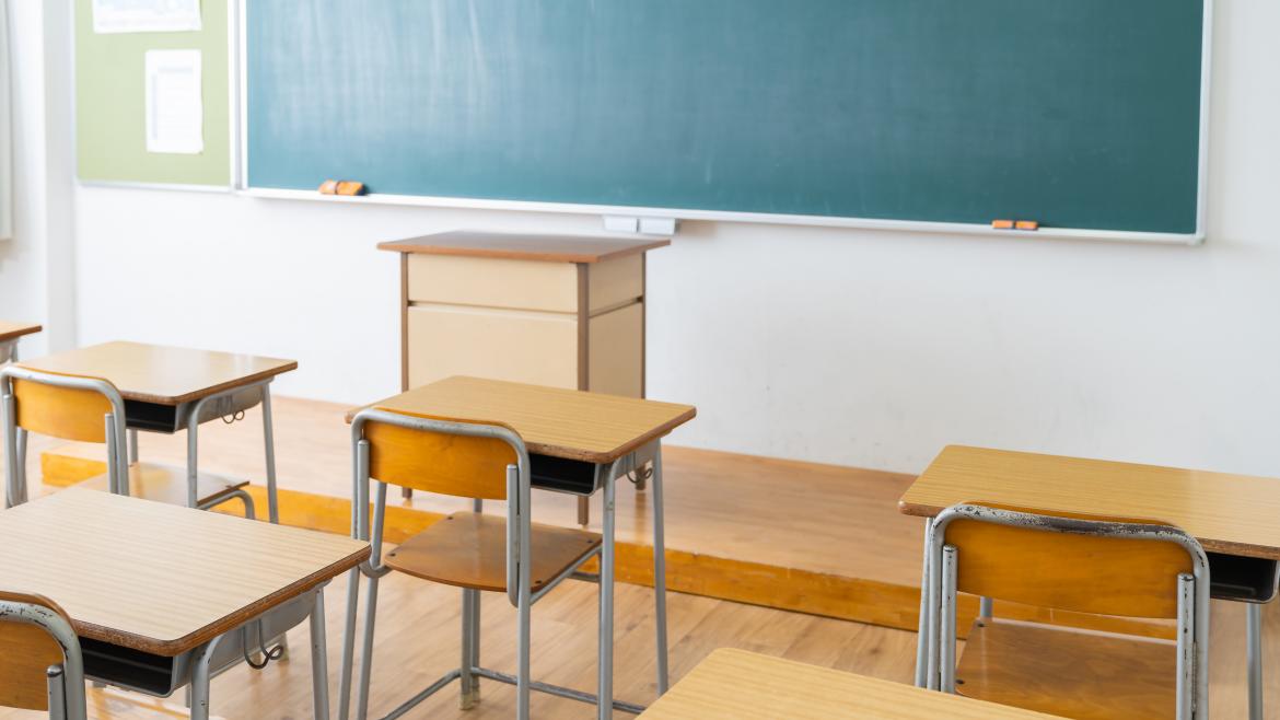 La Comunidad de Madrid aprueba obras en colegios e IES para crear más de 1.000 plazas educativas públicas El aula de una escuela con el escritorio y pupitres vacíos