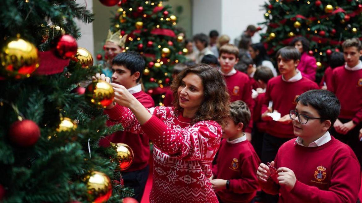 La presidenta poniendo su deseo en el árbol
