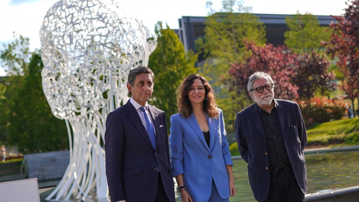 La presidenta durante la presentación de la obra con el artista