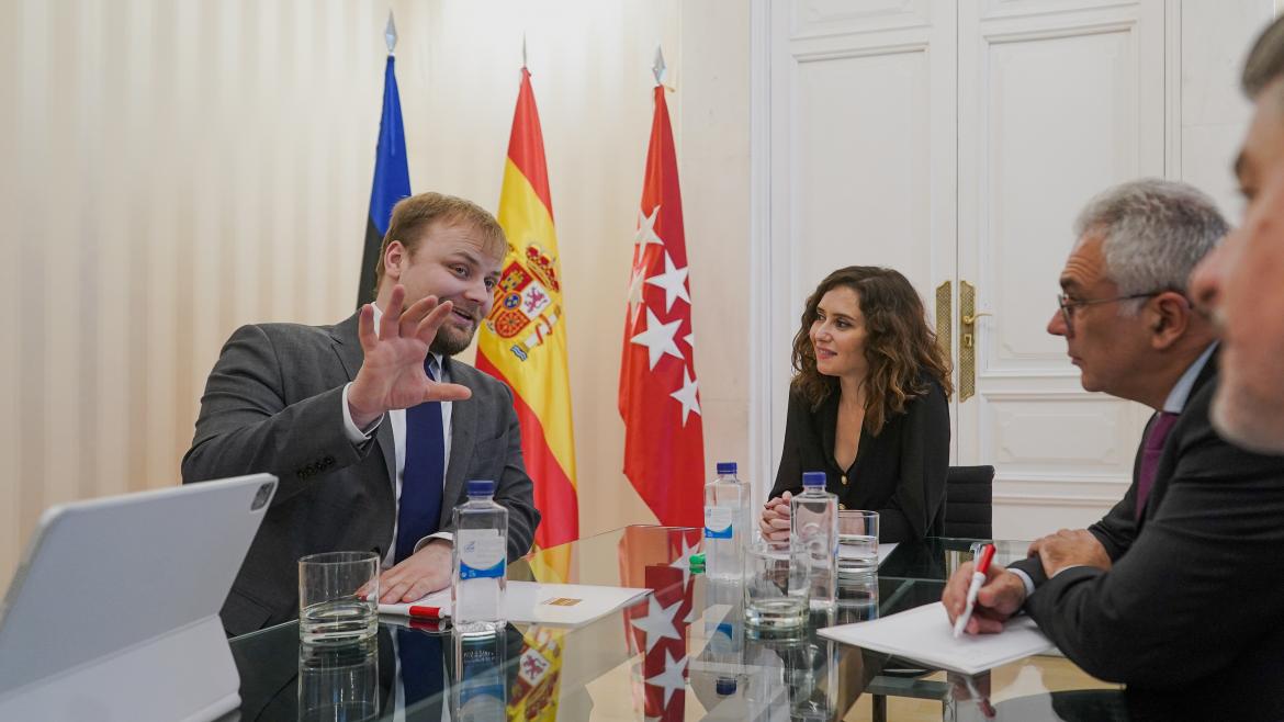 Imagen de cabecera #0 de la página de " Díaz Ayuso intercambia con el ministro de Tecnologías de la Información de Estonia experiencias sobre el proceso de digitalización"