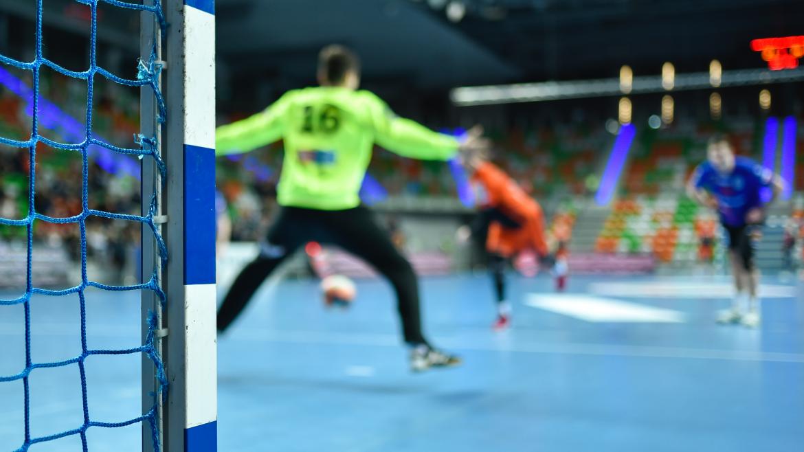 Dos equipos jugando al balonmano en una cancha