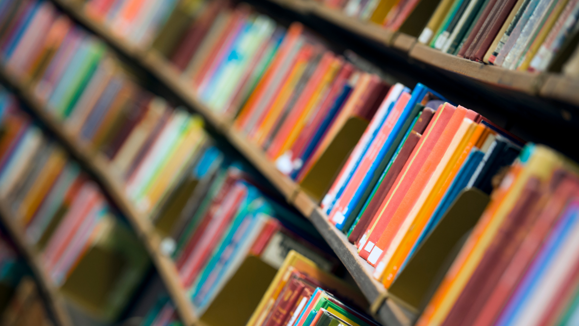 Biblioteca con libros