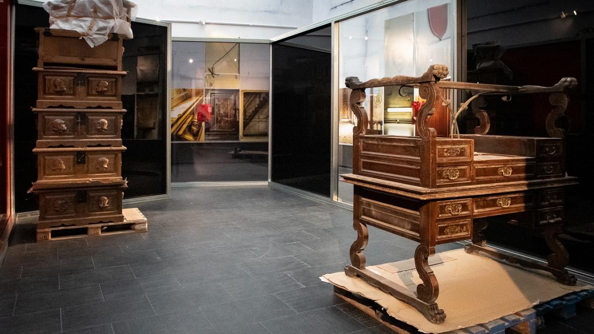 Unos muebles de madera en una sala de la exposición "Espejo reino ornamento"
