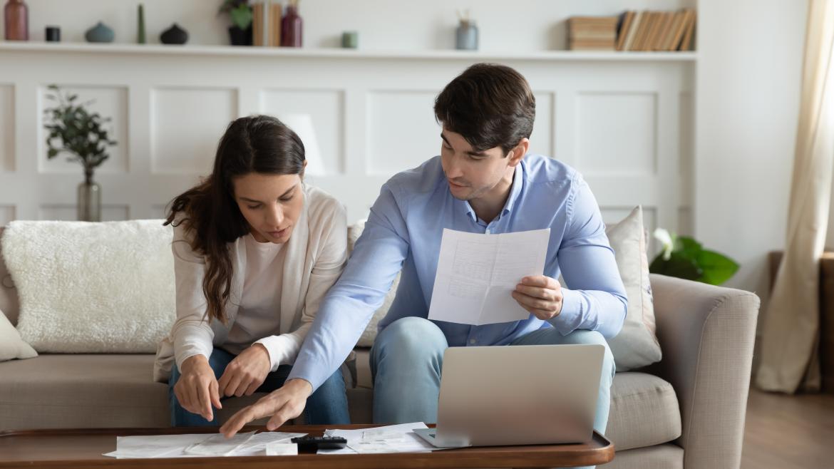 Una pareja calculando el irpf