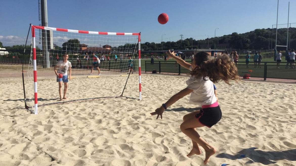 La Comunidad de Madrid y las federaciones ofertan 11 campamentos de verano en centros deportivos regionales Unos jóvenes practicando voleibol de playa