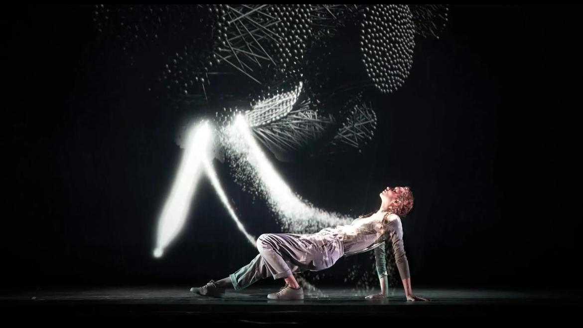 Canal Connect sitúa a la Comunidad de Madrid a la vanguardia de la relación entre las artes, la ciencia y la tecnología Una persona en el escenario iluminada por un cenital