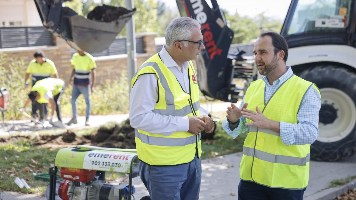 El consejero Carlos Izquierdo conversando