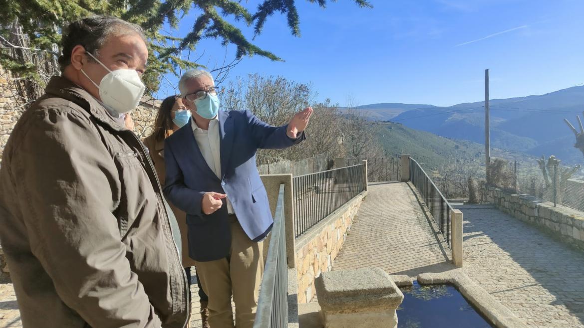 El consejero observa las obras de uno de los parques 