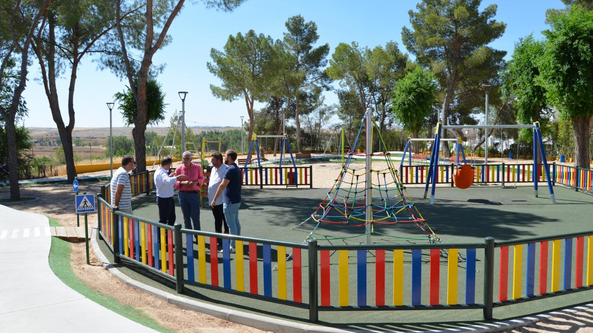 El consejero Carlos Izquierdo conversa con unas personas en un parque