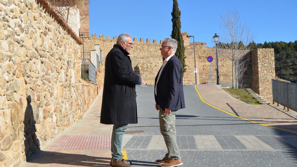 El consejero Carlos Izquierdo en su visita caminando 