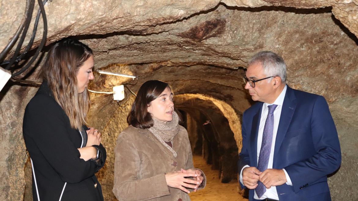 El consejero conversando con dos mujeres durante su visita